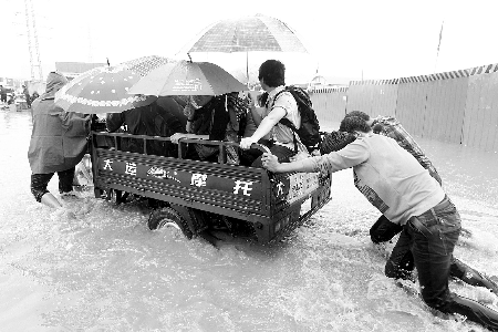 “擺渡”，每人5塊錢 記者 王春勝/攝