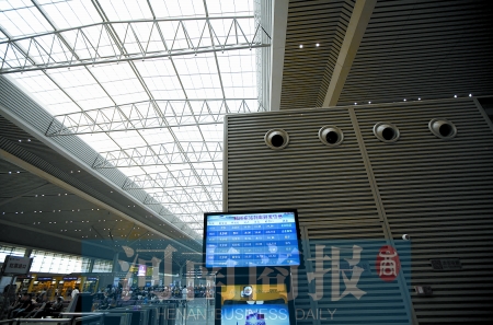 　鄭州東站三樓候車大廳，雖然空調(diào)處有涼風吹出，但陽光通過頂棚照進，導致整個大廳的空調(diào)制冷效果不明顯