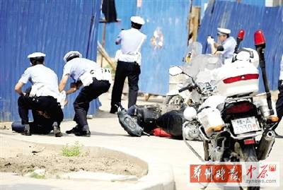 　一名歹徒被抓獲，另一名歹徒持槍劫持了一名門(mén)衛(wèi)。