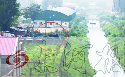 　彩虹橋西南側(cè)有一個(gè)大型地溝油加工窩點(diǎn)，廢水流入旁邊的排水渠。