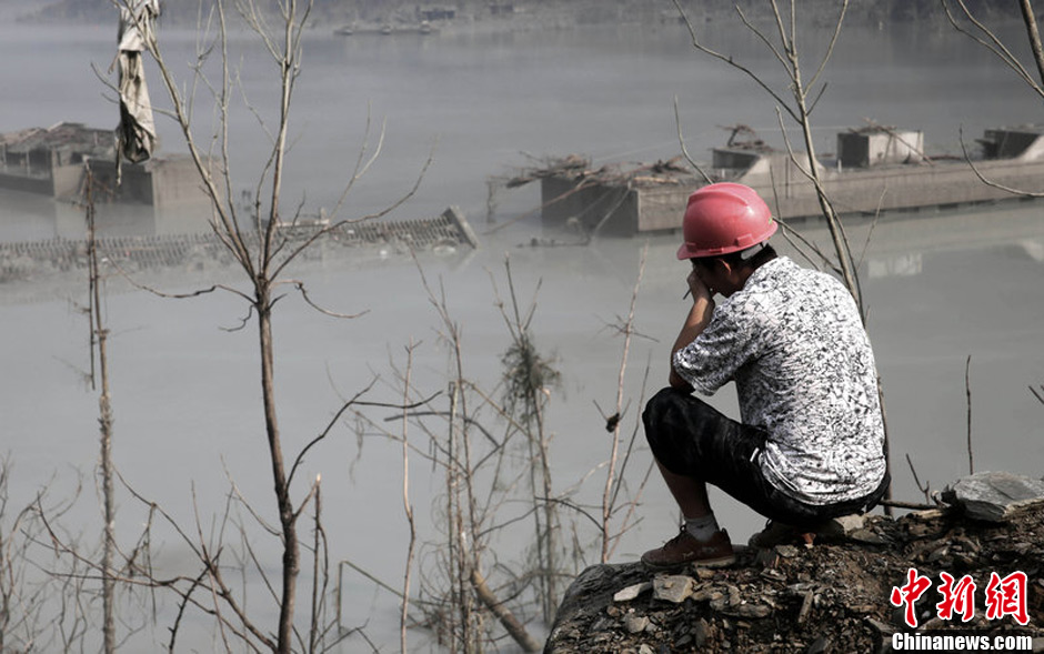 7月14日，四川綿陽，在水下沉寂了5年多的北川漩坪鄉(xiāng)浮出水面，如海市蜃樓飄浮在堰塞湖水面，回來看自己