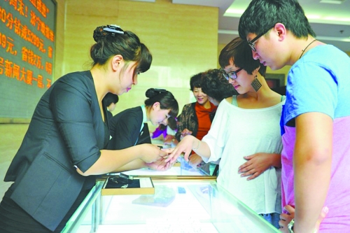 在北上廣等一線城市，鉆戒價格與國際接軌，價格不高，引發(fā)市民搶購潮。