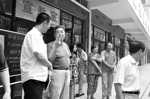 盧法舜（左二）伸出兩根手指，建議實(shí)行2元通票制。