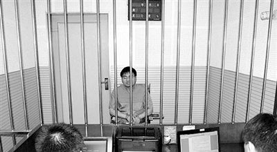 警方審訊犯罪嫌疑人“秦火火”。