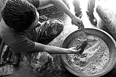 10日，敘反對派人員正在制作武器。