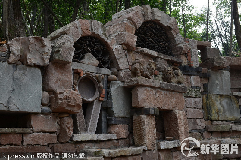 2013年9月23日，有網(wǎng)友近日?qǐng)?bào)料重慶一所大學(xué)正在修建稀奇古怪的校大門