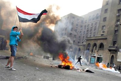 6日，穆爾西和穆兄會的支持者在開羅街頭示威，與警方發(fā)生沖突。消失了三個多月的前總統(tǒng)穆爾西將于下月受審。