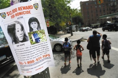 2013年7月23日，貼在紐約街頭的征詢線索傳單，這天是“希望寶寶”被發(fā)現(xiàn)遇害的日子，每年這天警方都