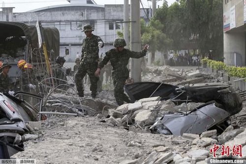 10月15日，菲律賓中部地區(qū)發(fā)生7.2級(jí)地震，災(zāi)情持續(xù)擴(kuò)大，菲官方稱(chēng)地震已造成宿務(wù)、保和等省份數(shù)十人遇難，數(shù)百人受傷，大批建筑物受損。圖為菲律賓軍方在搜救被困者。