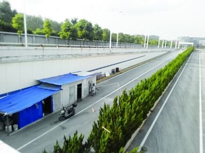 隧道內(nèi)堆放著大量生活用品。