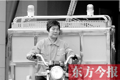 鄭州市金水區(qū)目前發(fā)放的第一批30輛新垃圾清運(yùn)車(chē)，已投入使用