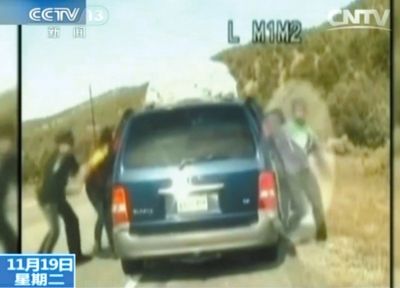 雷爾與警察爭(zhēng)執(zhí)，費(fèi)雷爾兒子下車試圖保護(hù)媽媽。