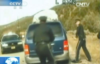 費(fèi)雷爾再次上車，警察拿警棍砸車窗。