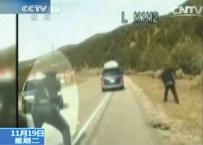 費(fèi)雷爾駕車逃走，警察連開數(shù)槍。央視截圖
