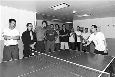 5日，“雪龍”號(hào)上的科考隊(duì)員在進(jìn)行乒乓球比賽。新華社發(fā)