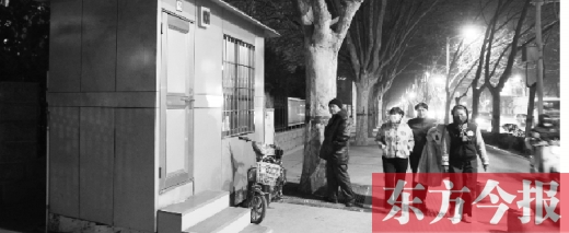 1月13日晚9點30分，鄭州市綠城廣場內(nèi)的公廁依然開放