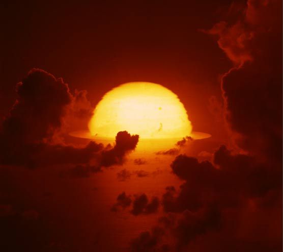 1961年，南太平洋上空，氫彈爆炸后的大火球開(kāi)始擴(kuò)散。