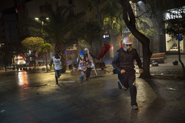 當(dāng)?shù)貢r(shí)間2014年2月25日，土耳其伊斯坦布爾，總理涉腐錄音引發(fā)全國抗議，要求本屆政府下臺。