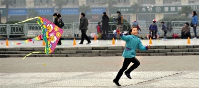 昨日，省會(huì)天氣晴好，春意盎然。上午，在綠城廣場(chǎng)，一個(gè)小女孩在快樂(lè)地放風(fēng)箏。