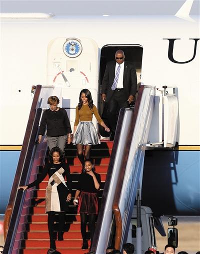 昨日下午5時(shí)30分，美國(guó)第一夫人米歇爾走出專機(jī)艙門，抵京開始訪華。與其一同來訪的家庭成員還有她的母親