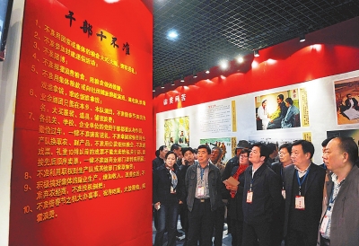 　　干部群眾在蘭考參觀焦裕祿紀(jì)念館（3月20日攝）。新華社發(fā)