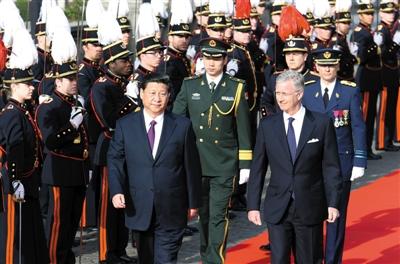 30日，習(xí)近平在會見比利時(shí)國王菲利普前，出席菲利普國王在王宮廣場舉行的隆重歡迎儀式。新華社發(fā)