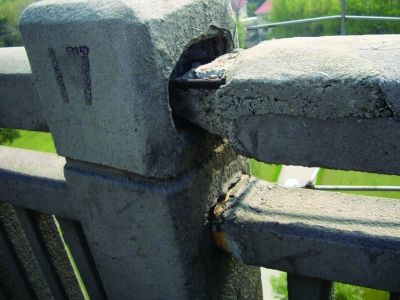 圖為大橋17號墩處橋面裂縫。梅建明 攝