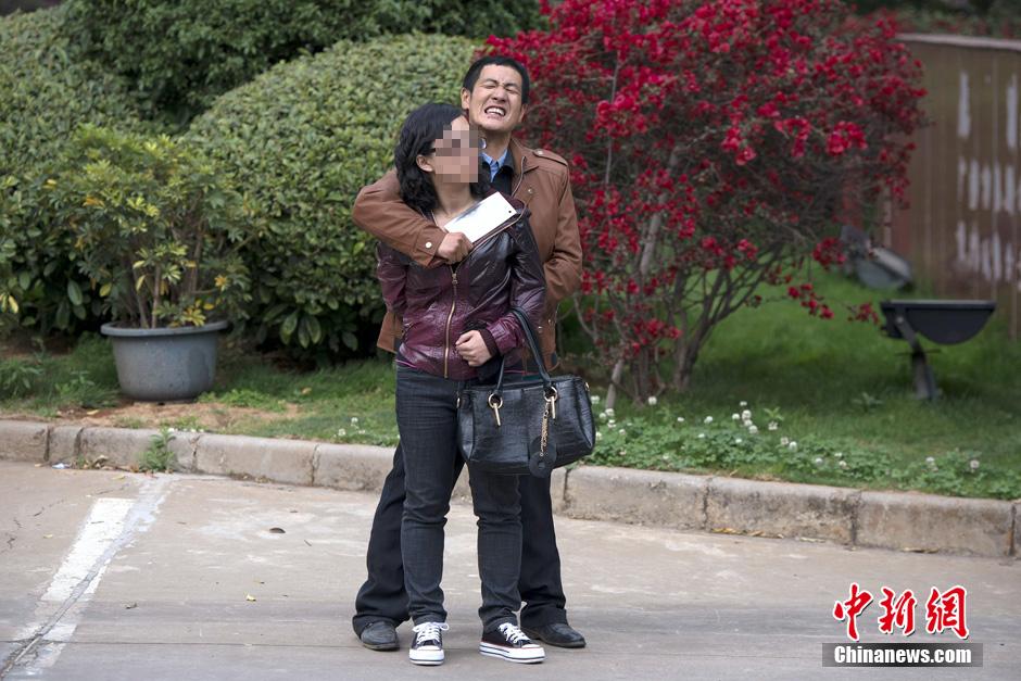 4月8日，劫持者與警方對(duì)峙。