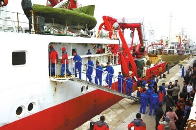  4月8日，“科學(xué)號”科學(xué)考察船從青島市中苑碼頭啟航，赴沖繩海槽區(qū)域進行科學(xué)考察。圖/CFP