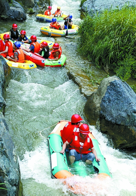 8月16日，游客在盧氏縣豫西大峽谷景區(qū)進(jìn)行漂流比賽。