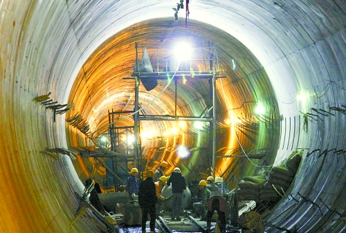 2012年12月30日，工人們在南水北調(diào)中線穿黃隧洞內(nèi)施工。