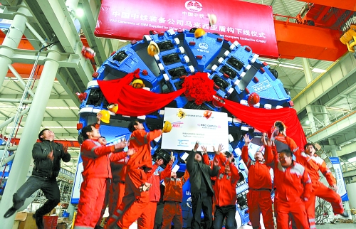 1月3日，由中鐵裝備公司設(shè)計制造的2臺中國中鐵盾構(gòu)在鄭州正式下線