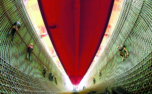 2月27日，南水北調(diào)中線鄧州湍河渡槽工程建設(shè)者在槽體內(nèi)扎鋼筋。