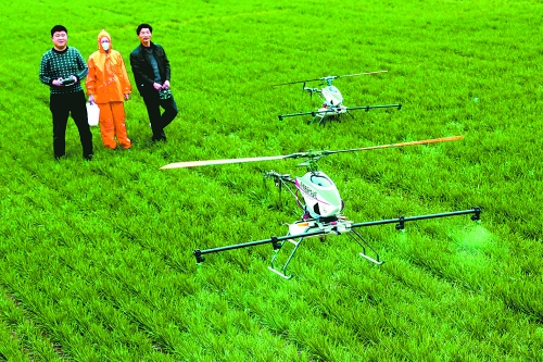 無人作業(yè)機(jī)一分鐘可為一畝地噴一升藥。
