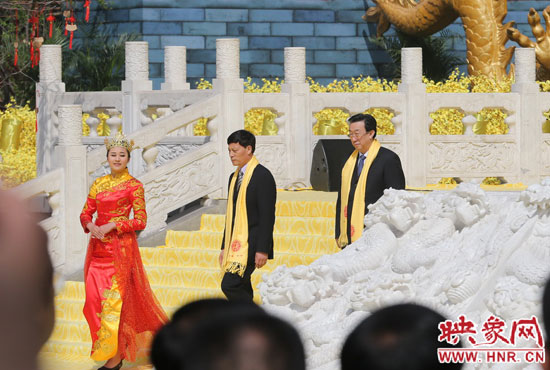 　河南省委書記、省人大常委會主任郭庚茂，河南省省長謝伏瞻敬獻花籃。映象網(wǎng)記者 邵恰 攝