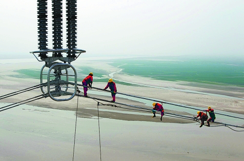 　4月16日，世界上最長的哈密南—鄭州±800千伏特高壓輸電跨黃工程全部完工，哈鄭特高壓工程對(duì)推動(dòng)中