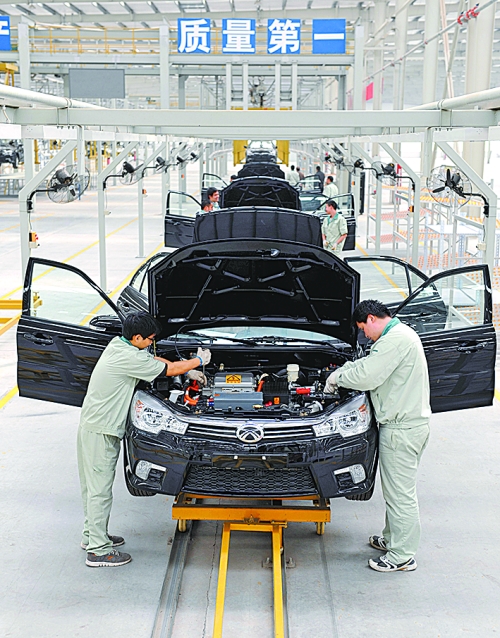 　　4月16日，新鄉(xiāng)市新能電動(dòng)汽車有限公司的工作人員在電動(dòng)汽車生產(chǎn)流水線上作業(yè)。目前，新鄉(xiāng)現(xiàn)有規(guī)模以