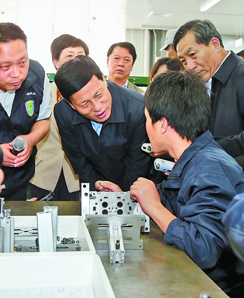 4月24日，省委副書記、省長(zhǎng)謝伏瞻在濟(jì)源虎嶺產(chǎn)業(yè)集聚區(qū)考察。