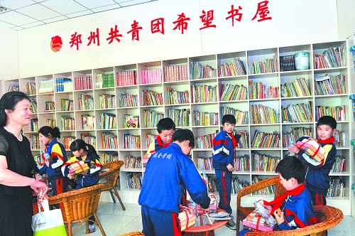 5月3日，來自貧困家庭的孩子在“雷鋒超市”拿到了心愛的圖書。