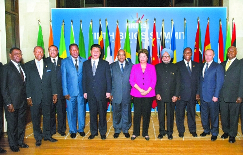 　3月27日，國(guó)家主席習(xí)近平在南非德班出席金磚國(guó)家領(lǐng)導(dǎo)人與非洲國(guó)家領(lǐng)導(dǎo)人對(duì)話會(huì)。這是與會(huì)領(lǐng)導(dǎo)人集體合