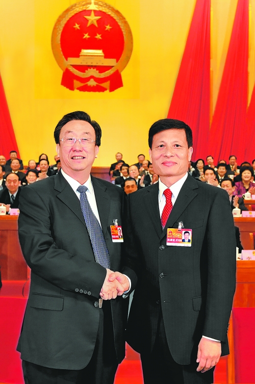 4月2日上午，新當(dāng)選的省人大常委會(huì)主任郭庚茂與新當(dāng)選的省人民政府省長(zhǎng)謝伏瞻親切握手。郭宇 董亮 攝