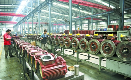 8月9日，南陽微特防爆電機(jī)有限公司員工生產(chǎn)出口訂單產(chǎn)品。