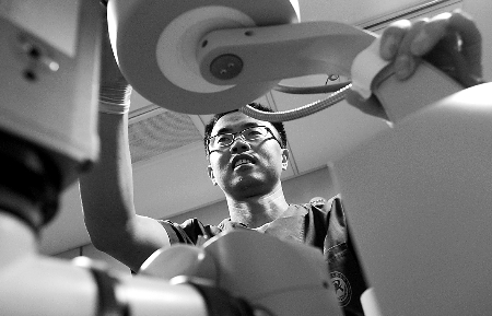 工作人員在“健康快車”內(nèi)對(duì)復(fù)明手術(shù)的設(shè)備進(jìn)行安裝調(diào)試 工作人員在“健康快車”內(nèi)對(duì)復(fù)明手術(shù)的設(shè)備進(jìn)行安裝調(diào)試