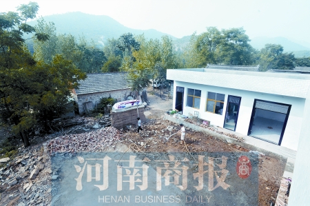 新校舍旁邊，是徐云玲和學生們用了多年的石頭校舍 河南商報記者 鄧萬里/攝