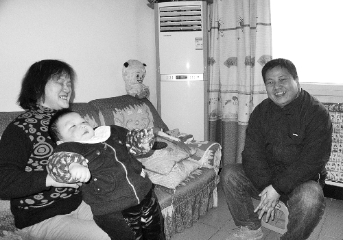 恩人找到了、飯碗保住了，張新明（右）與原竹青都開心地笑了。