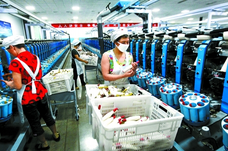 6月6日，舞鋼市鑫海紡織有限公司員工正在新建成的紡紗車間生產。