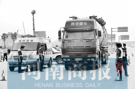 公路執(zhí)法人員同民警一起查處超限超載車輛 公路執(zhí)法人員同民警一起查處超限超載車輛