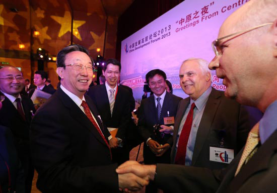 3月24日晚，省委書記、省長郭庚茂在參加中國發(fā)展高層論壇“中原之夜”活動時與外商親切握手交談。