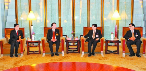 　3月24日，國務(wù)院發(fā)展研究中心主任李偉在北京會(huì)見了前來出席中國發(fā)展高層論壇“中原之夜”活動(dòng)的河南省