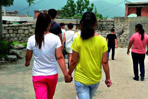 送記者離開時(shí)，姐妹倆一直手牽著手